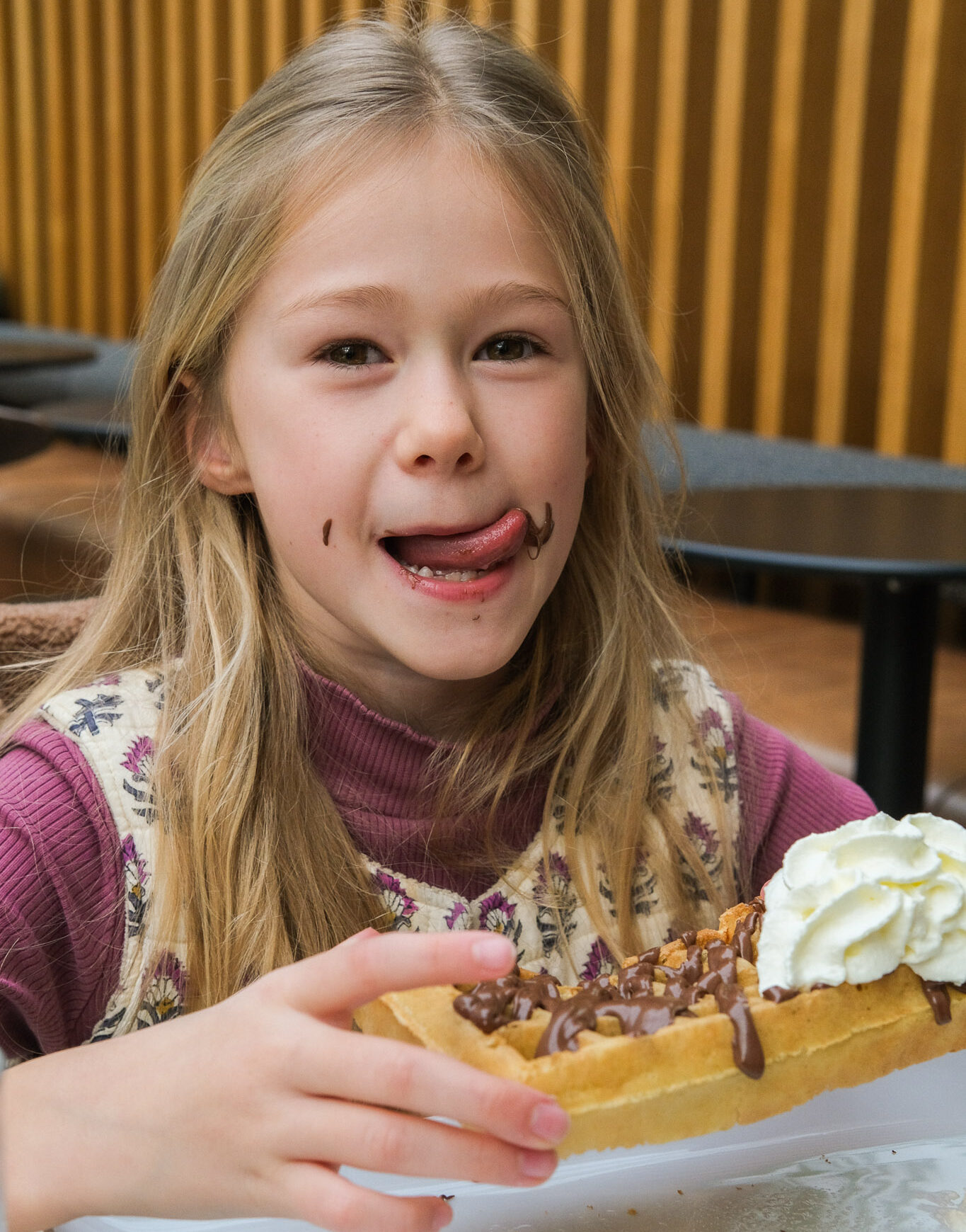Enfant qui mange une gaufre